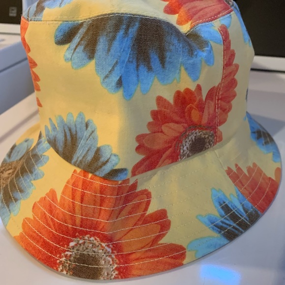 Lord & Taylor floral beach bag with leather trim and bucket hat set - Picture 3 of 6